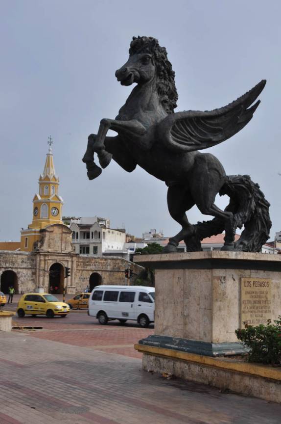A famosa Torre do Relógio e o Monumento do Cavalo Alado, em Cartagena, na Colômbia